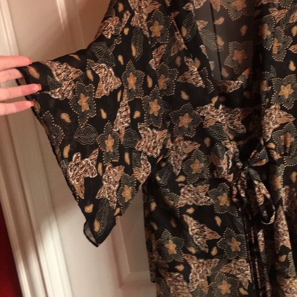 Beautiful flutter 3/4 sleeve blouse adjustable - Picture 2 of 7